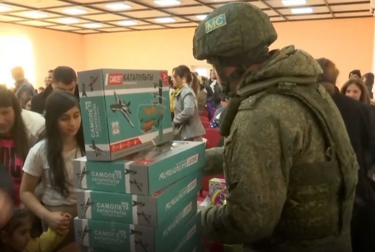 Ռուս խաղաղապահներն ամանորյա նվերներ են փոխանցել ԼՂ Մարտակերտի շրջանի երեխաներին. ՌԴ ՊՆ 