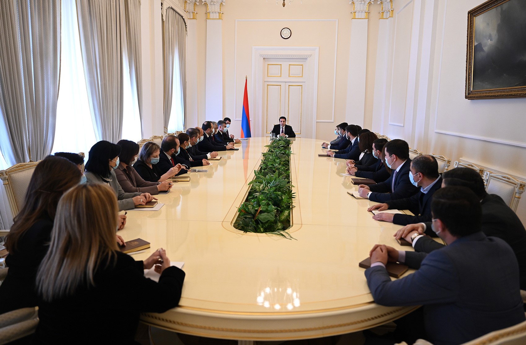 Հանրապետության նախագահի լիազորությունները իրականացնող Ալեն Սիմոնյանը հանդիպել է նախագահի աշխատակազմի հետ