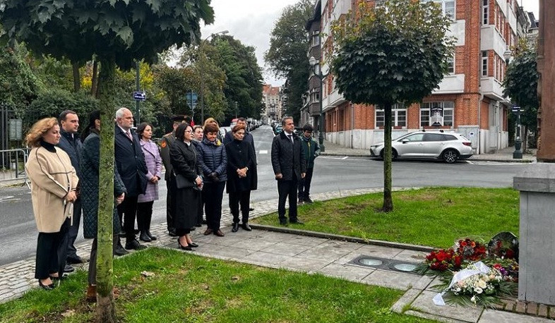 Ծաղիկների խոնարհում Բրյուսելի Անրի Միշո հրապարակի հայկական խաչքարի մոտ՝ ի հիշատակ 44-օրյա պատերազմի զոհերի