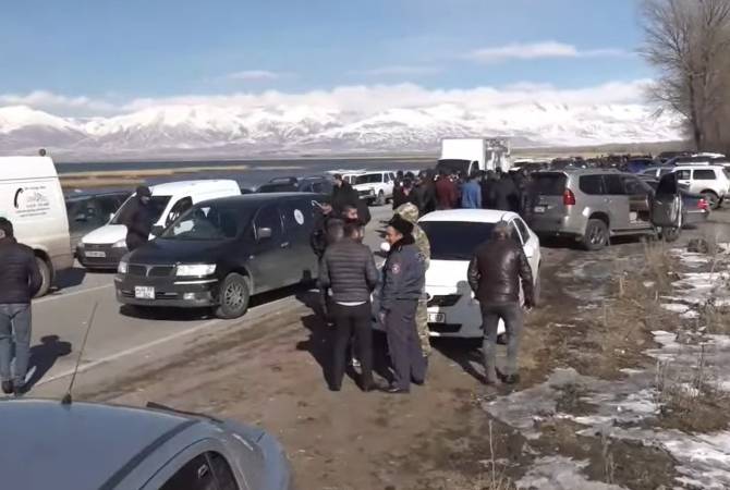 Լարված իրավիճակ Վարդենիսում. բնակիչները փակել են Մարտունի–Վարդենիս ճանապարհը