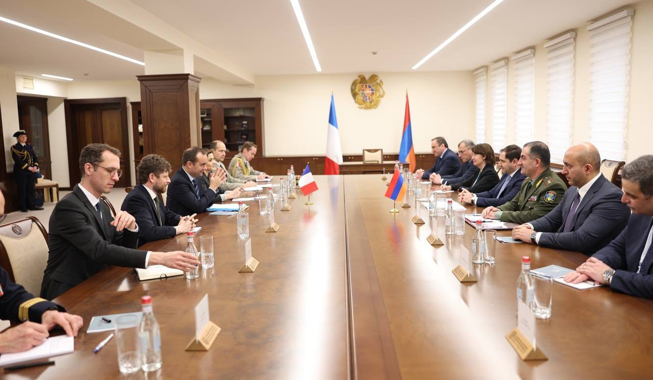 Главы Минобороны Армении и Франции обсудили ход военно-технического сотрудничества