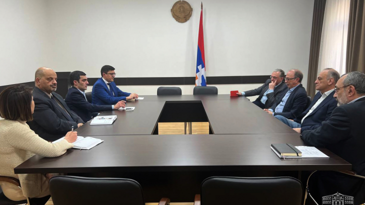 ԱՀ ԱԳ նախարարը հանդիպել է Հայաստանի և Արցախի նախկին արտգործնախարարների հետ