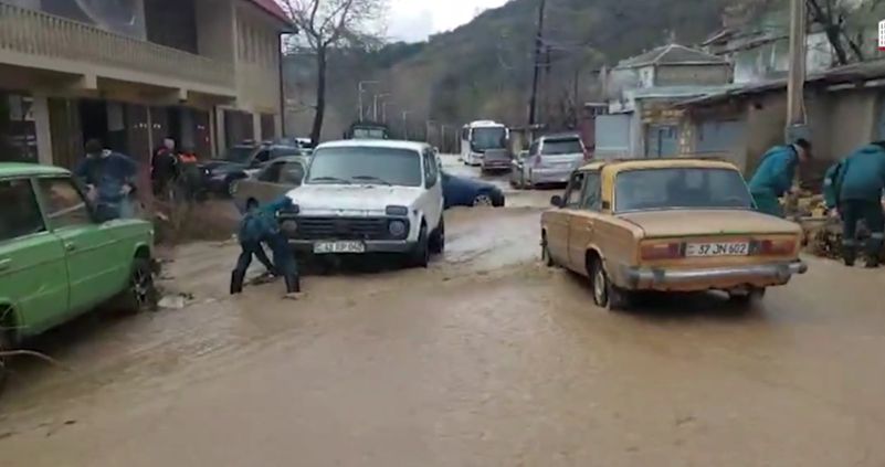 Փլուզված սելավատարից արտահոսքի ինտենսիվությունը նվազել է, Կապանի Արզումանյան փողոցի երթևեկությունը վերականգնվել է. ՆԳՆ