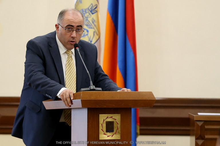 Հրապարակում Ձմեռ պապիկը փող ուզելու իրավունք չունի. Երևանի փոխքաղաքապետ