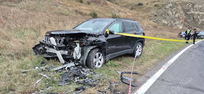 Սպիտակ-Գյումրի ավտոճանապարհին բախվել են «Mercedes»-ը և «Jeep Compass»-ը․ 5 վիրավորներից մեկն անչափահաս է