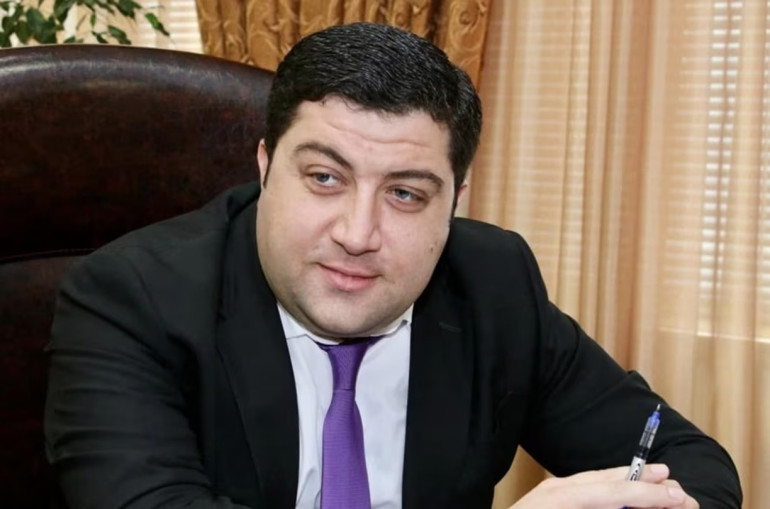 Արաբկիր վարչական շրջանի ղեկավարի հարազատներից ոչ մեկի բնակարանի խուզարկությամբ «կաշառք» գումարներ չեն հայտնաբերվել. փաստաբան