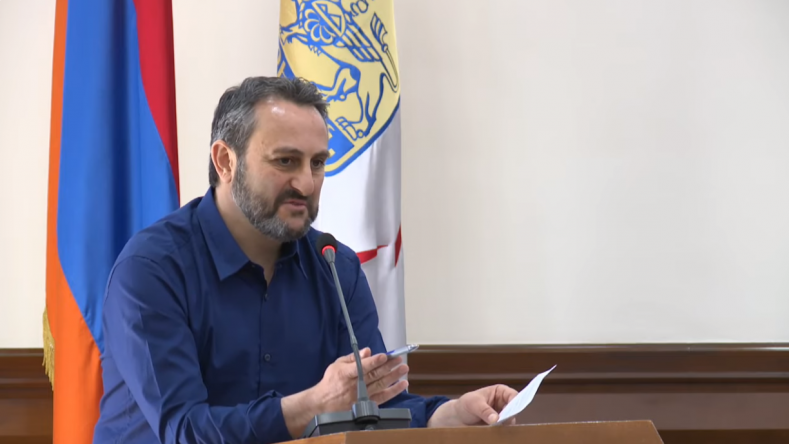 Ամիսը 24 մլն դրամի ցախավել եք առնում, 60 հազար հատ. Ավագանու ձեր անդամներին էլ եք բաժանո՞ւմ. Զարոկյան