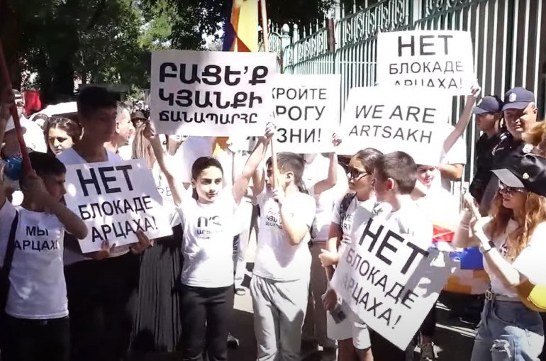 Ո՞ւր են ՄԱԿ-ի երկրները, երբ Արցախում երեխաները կիսաքաղցած են․ Երևանում բողոքի ցույցերը շարունակվում են