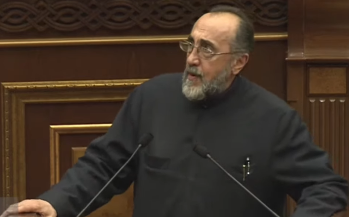 Երբ ես գնում եմ Արցախ, ինձ ռուսը, ադրբեջանցին չեն կանգնեցնում, հայ զինվորն է կանգնեցնում և ասում՝ չես կարող գնալ Արցախ, ուրեմն ո՞վ է փակել ճանապարհը․ Միքայել արքեպիսկոպոս Աջապահյան