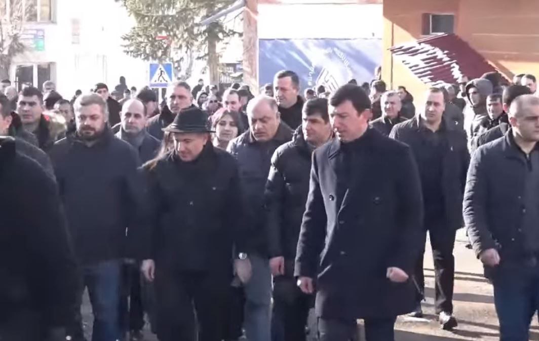 Փաշինյանը ժամանեց Թալինի Սուրբ Աստվածածին եկեղեցի` մասնակցելու կիրակնօրյա պատարագին (ուղիղ)