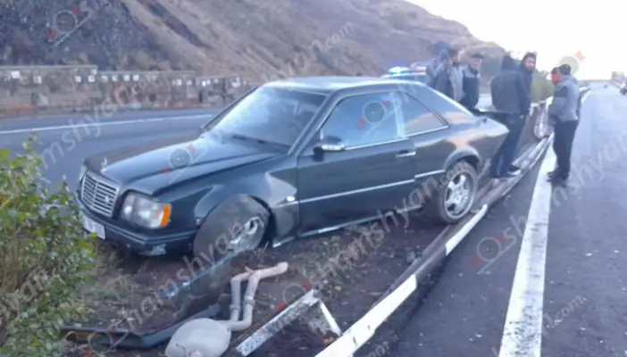 «Չայնիի» ոլորաններում 40-ամյա վարորդը «Mercedes»-ով բախվել է երկաթե արգելապատնեշներին