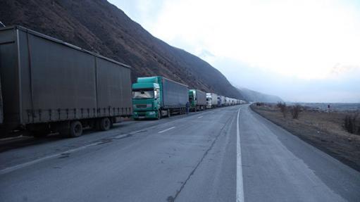 Լարսը բաց է. ռուսական կողմում կա մոտ 370 կուտակված բեռնատար ավտոմեքենա