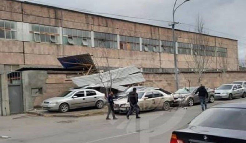 Ուժեղ քամիները Երևանում ավերածություններ են առաջացրել (լուսանկարներ)