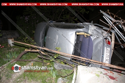 Երևանում BMW-ն բախվել է երկաթե սյանը, կոտրել հենապատը և կողաշրջված հայտնվել բնակչի այգում