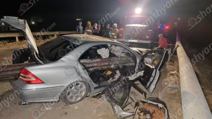 Ողբերգական ավտովթար Արարատի մարզում. Mercedes-ը մխրճվել է երկաթե արգելապատնեշի մեջ. մահացածն ու վիրավորը հարազատ եղբայրներ են