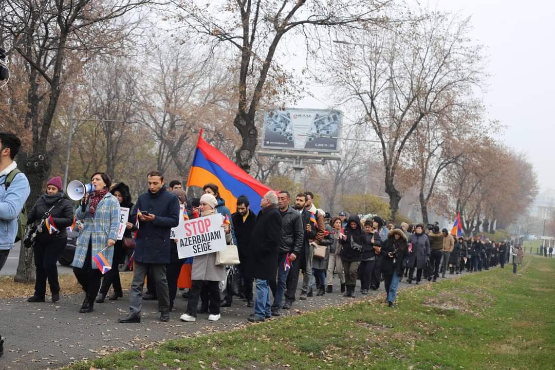 Перед посольствами США и Китая прошли акции протеста с участием всех арцахских Омбудсменов