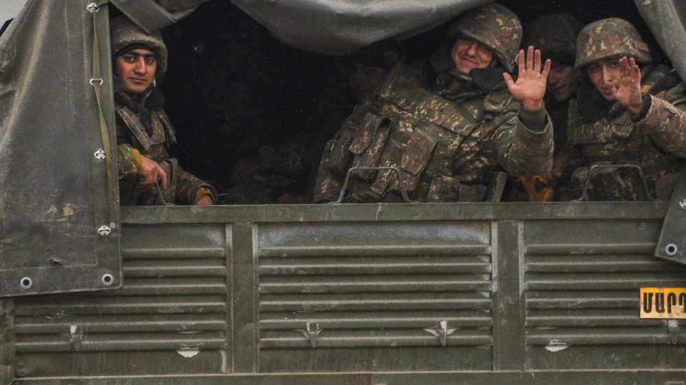 Հայկական ռազմական շարասյունը դուրս է գալիս Քարվաճառից. AFP-ի տեսանյութը