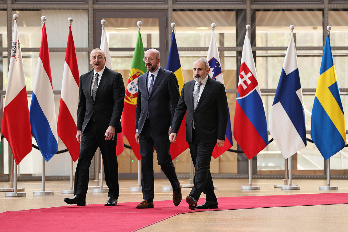 В Брюсселе состоялась трехсторонняя встреча премьер-министра Армении, председателя Европейского совета и президента Азербайджана