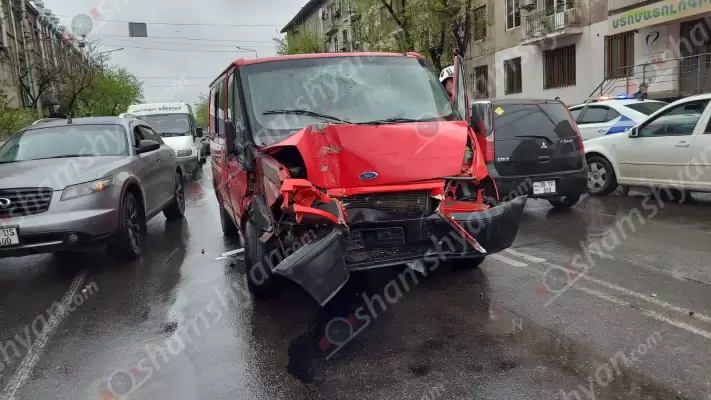 Ավտովթար Երևանում. «Ford Transit»-ը բախվել է երկաթե սյանը, գովազդային վահանակին ու բազալտե եզրաքարերին