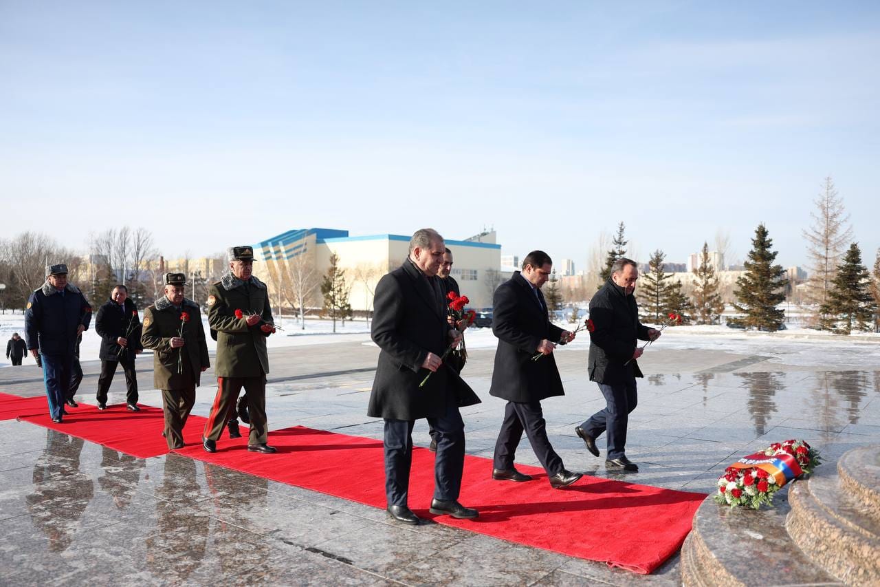 В Казахстане Сурен Папикян посетил монумент «Защитники Отечества»