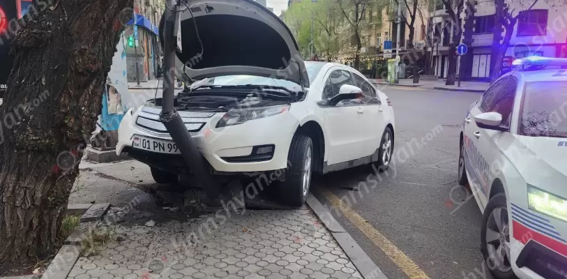 Ավտովթար Երևանում․ 25-ամյա վարորդը «Chevrolet»-ով բախվել է երթևեկությունը կարգավորող ցուցանակին