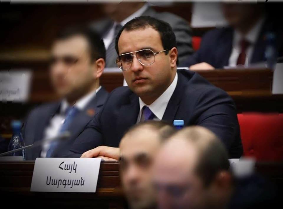 «Բռնեք շիշը»․ վիճաբանություն Հայկ Սարգսյանի և բողոքի ակցիայի մասնակցի միջեւ