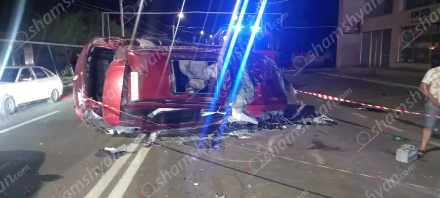 Խոշոր ավտովթար Էջմիածին քաղաքում. բախվել են Mercedes-ն ու BMW-ն. վերջինը կողաշրջվել է, մեքենաներից մեկն էլ տապալել է էլեկտրասյունը. կա 5 վիրավոր