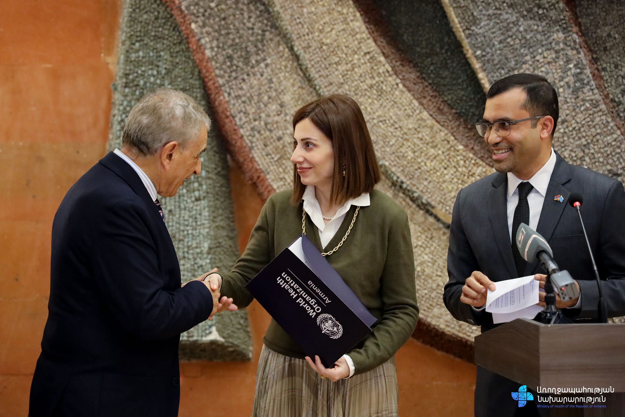 Ավանեսյանը և ՀՀ-ում ԱՀԿ-ի ներկայացուցիչը «Արաբկիր» ԲՀ--երեխաների և դեռահասների առողջության ինստիտուտին շնորհել են ԱՀԿ համագործակցող կենտրոնի կարգավիճակ