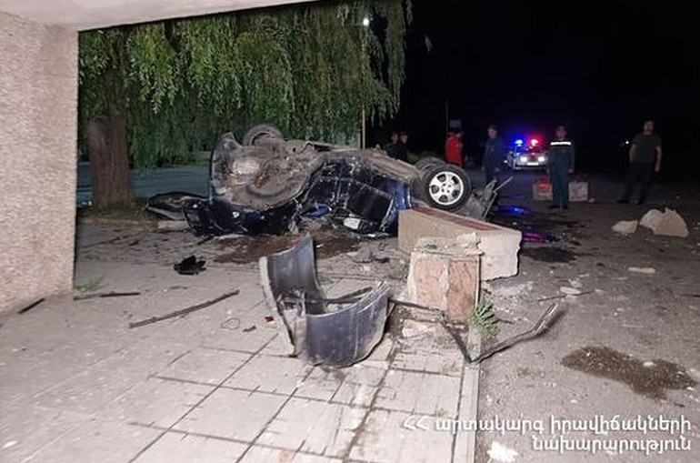 Աշտարակ-Էջմիածին ավտոճանապարհին բախվել են բեռնատարն ու Opel Astra-ն. վերջինիս վարորդը տեղում մահացել է. կա վիրավոր