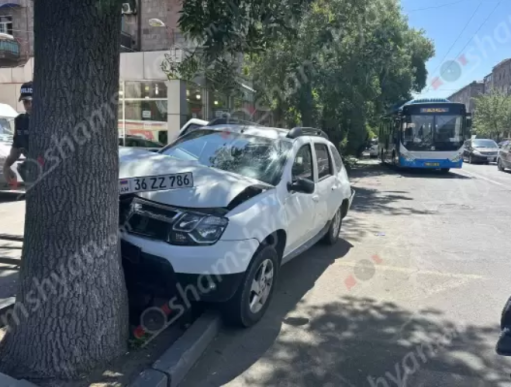 Բագրատունյաց պողոտայում 11 համարի ավտոբուսը բախվել է «Renault»-ին, վերջինս էլ՝ ծառին