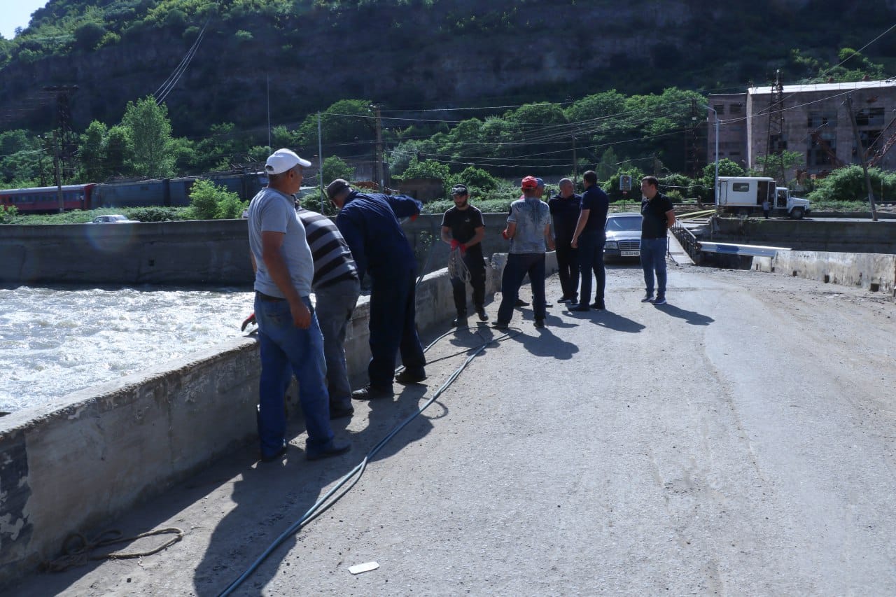 Լոռու մարզպետն ու ՏԿԵՆ գլխավոր քարտուղար Ախթալայի կամրջի հատվածում հետևել են վնասված գազատարի վերականգնմանն ուղղված աշխատանքներին
