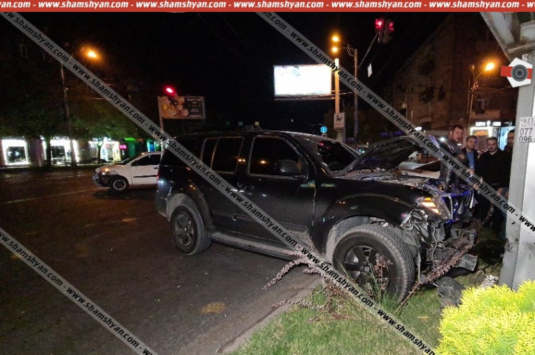 Երևանում բախվել են KIA-ն ու Nissan X-Trail-ը. վերջինս էլ բախվել է գովազդային վահանակին. կան վիրավորներ