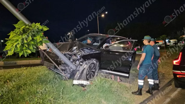 Խոշոր ավտովթար Երևանում. «BYD»-ը Մոնթե Մելքոնյան փողոցում հայտնվել է կանաչ գազոնում և բախվել երկաթե էլեկտրասյանը. կա վիրավոր