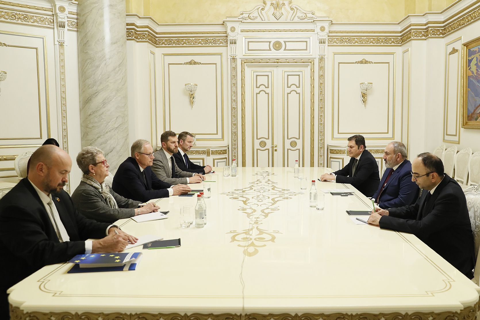 Премьер-министр Пашинян принял управляющего директора Европейской службы внешних связей ЕС