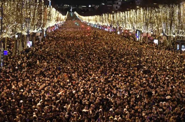 Նոր տարվա հրավառությունը տեսնելու համար Փարիզի Ելիսեյան դաշտերում 1 միլիոն մարդ է հավաքվել