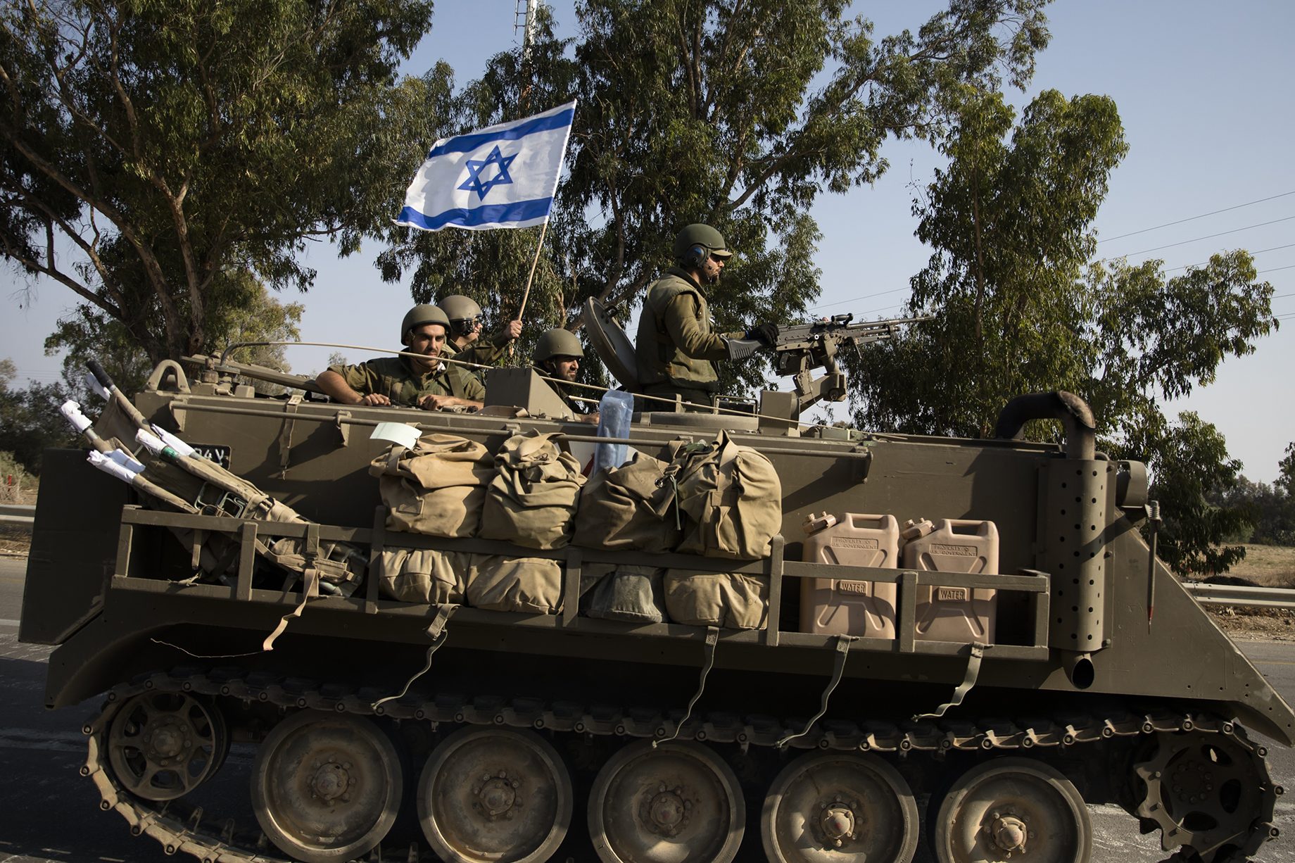 Армия Израиля заявила, что полностью окружила Газу