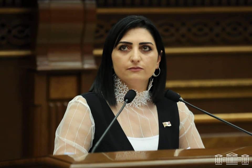 «Դուք ձե՜զ կարգի հրավիրեք, մի ընդհատեք ինձ». Թովմասյանը՝ ՔՊ-ականներին. Բանավեճ ԱԺ-ում