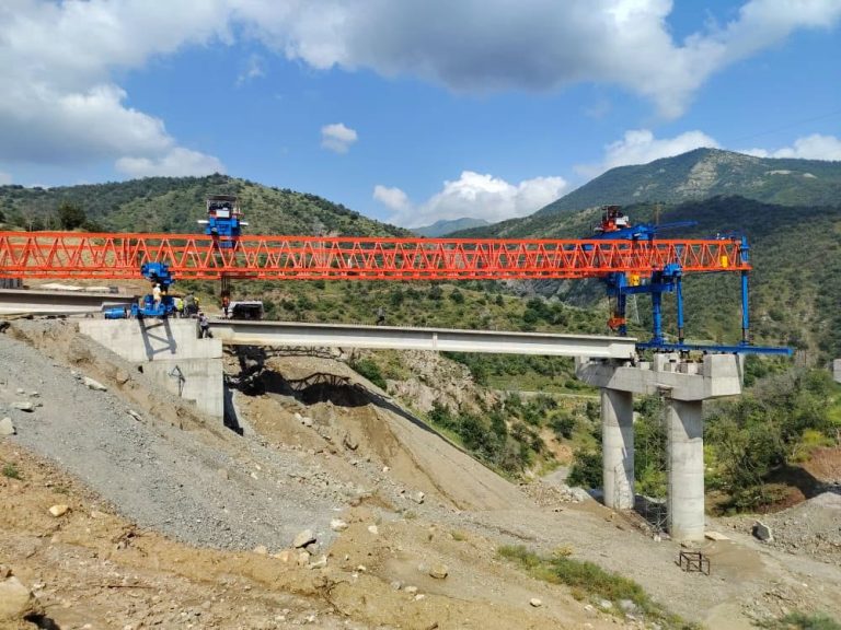 Քաջարան-Ագարակ հատվածում կամուրջների հեծանները մոնտաժվում են կախովի հեծանատեղադրիչ կայանքի միջոցով․ մեթոդը ՀՀ-ում կիրառվում է առաջին անգամ