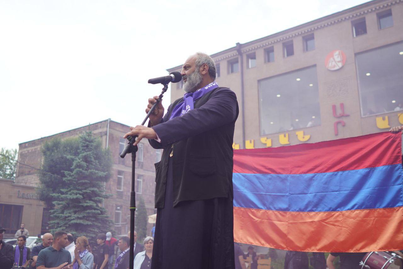 Ուզում եմ ոտքս Վանաձոր դնելուն պես ողջունել Մամիկոն Ասլանյանին. Բագրատ Սրբազան