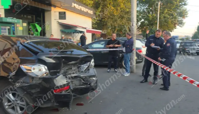 Խոշոր ավտովթար-վրաերթ Երևանում․ «Toyota Prius»-ի վարորդը՝ 9 ավտոմեքենաների ջարդի ու վրաերթի հեղինակ․ բժիշկները պայքարում են վրաերթի ենթարկվածի կյանքի համար