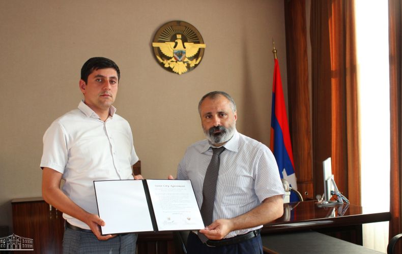 ԱՀ ԱԳ նախարարը Մարտունու քաղաքապետին է հանձնել Մարտունի և Գլենդեյլ քաղաքների բարեկամության համաձայնագիրը