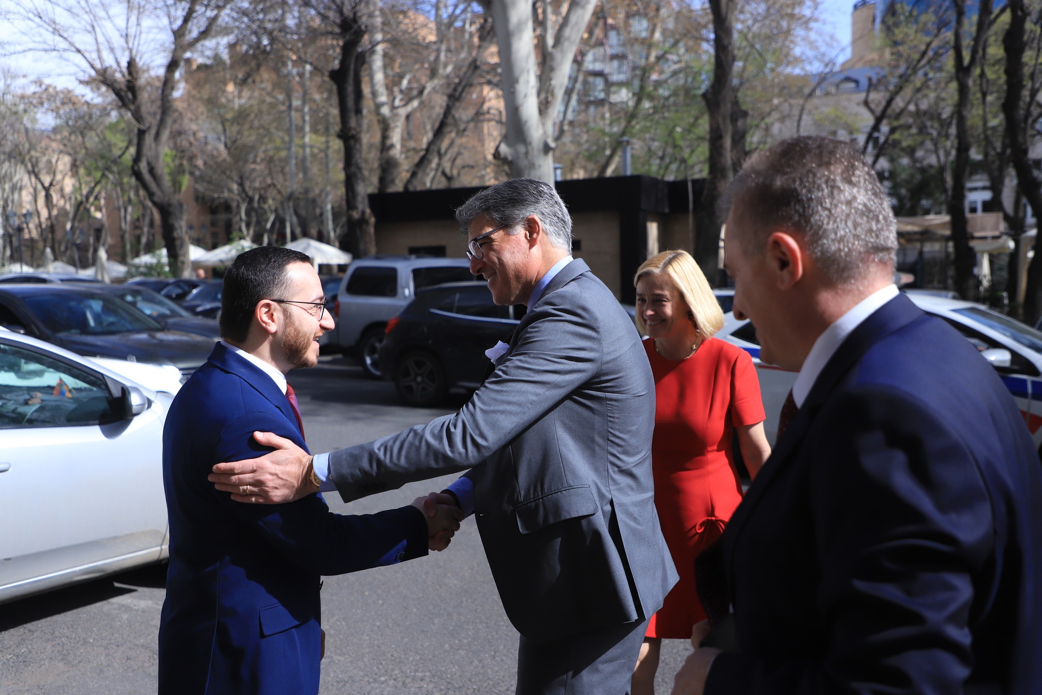 Մխիթար Հայրապետյանը Սարգիս Իզմիրլյանին ներկայացրել է ԲՏԱ նախարարության գործունեության հիմնական ուղղություններն ու ծրագրերը