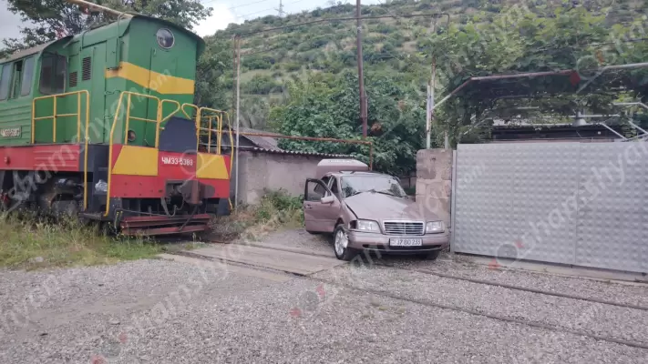Արտակարգ դեպք Տավուշի մարզում․ Այրում բնակավայրում բախվել են բեռնատար գնացքն ու «Mercedes»-ը