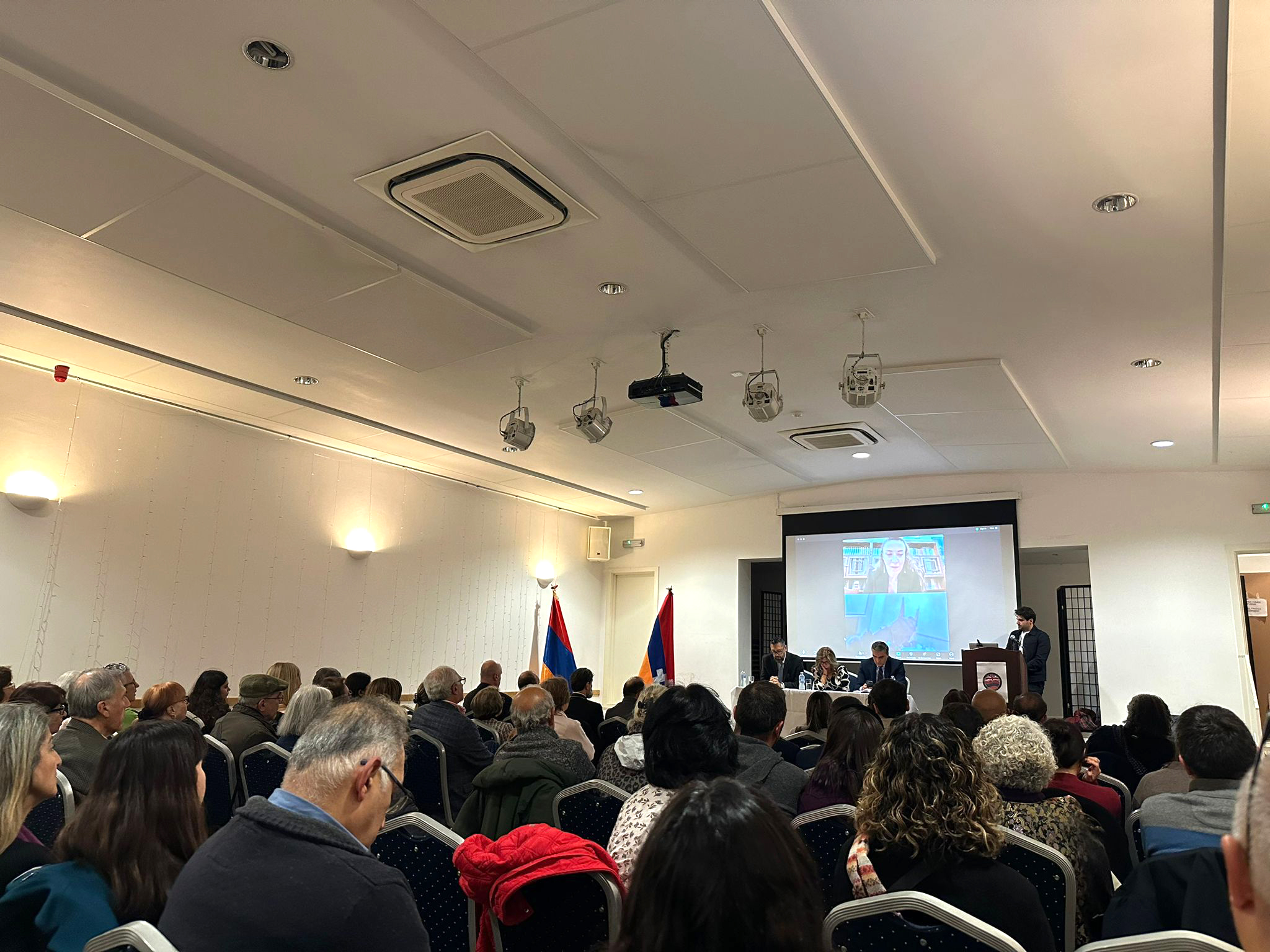 Թաթոյանը Լոնդոնում քննարկել է Արցախից բռնի տեղահանված մեր հայրենակիցների արժանապատիվ, անվտանգ ու ապահով վերադարձը