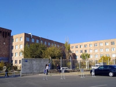 Ճեմարանի 4-րդ հարկից նետված 13-ամյա երեխայի առողջական վիճակը լավ է. կրթահամալիրի տնօրեն