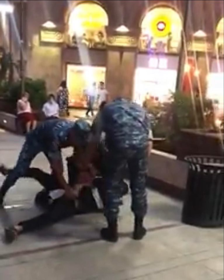 Քաղաքացուն դիմակ չկրելու համար ասֆալտին պառկեցնելով բերման են ենթարկում (տեսանյութ)