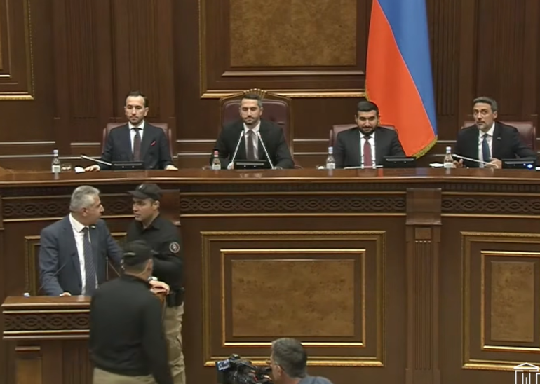 Ռուբինյանը կրկին անջատել է Էդգար Ղազարյանի խոսափողը և հրավիրել անվտանգության աշխատակիցներին