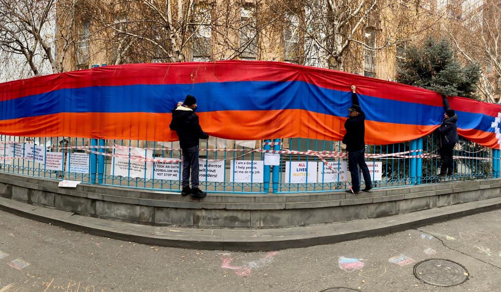 Արցախի Հանրապետության 22 մետրանոց դրոշը՝ ՄԱԿ-ի հայաստանյան գրասենյակի ցանկապատին