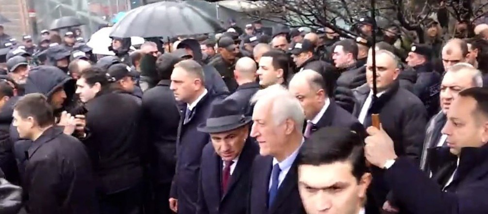Փաշինյանն իր անվտանգությամբ հեռացավ Յոթ Վերք եկեղեցուց (տեսանյութ)