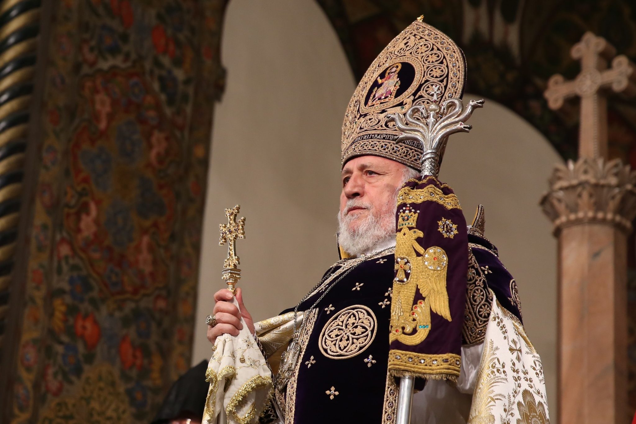 Քաղաքացիները «Զվարթնոցում» դիմավորում են Ամենայն Հայոց Կաթողիկոսին՝ ուղիղ